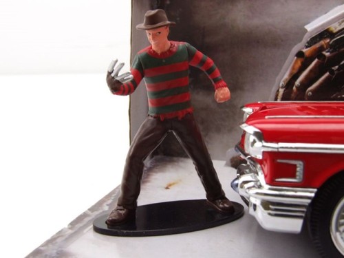 Cadillac Series 62 1958 rojo con figura Freddy Krueger coche modelo 1:24 Jada Toys - Imagen 11 de 11