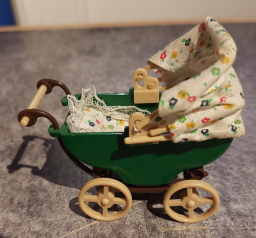 SYLVANIAN FAMILIES - PRAM & BABY with crocheted clothes - Picture 2 of 5