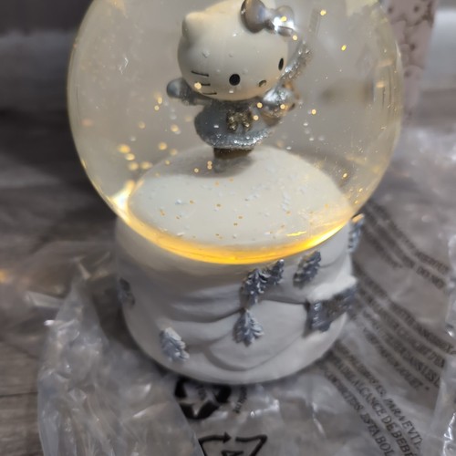Figura de patinaje sobre hielo Pottery Barn Teen Hello Kitty globo de nieve - se ilumina - Imagen 8 de 11