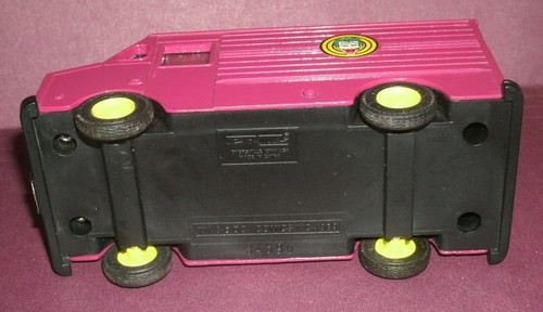 1/45 Scale 1960's Chevy Step Van P10 Diecast Joker Van (4.5") Ertl 2494 Pink - Picture 9 of 12