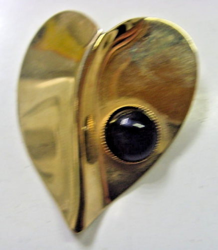 Beautiful exquisite gold tone metal grooved heart mourning jet brooch vint 48527 - Imagen 2 de 5