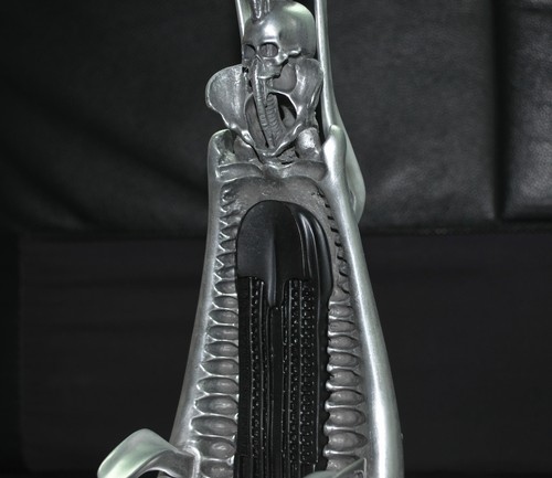 Silla capo hecha a mano clásica de resina de 12,6" de aluminio H.R.Giger Harkonnen - Imagen 5 de 9