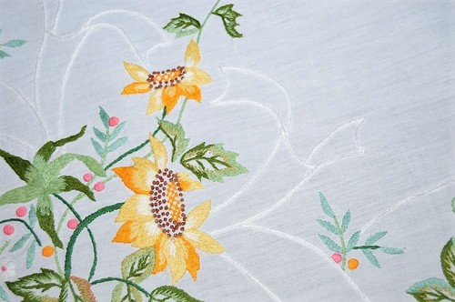 MY SECRET SONNENBLUMENBESESSENHEIT & BANDHERZEN! VINTAGE DEUTSCHE HAND EMB TISCHDECKE - Bild 11 von 12