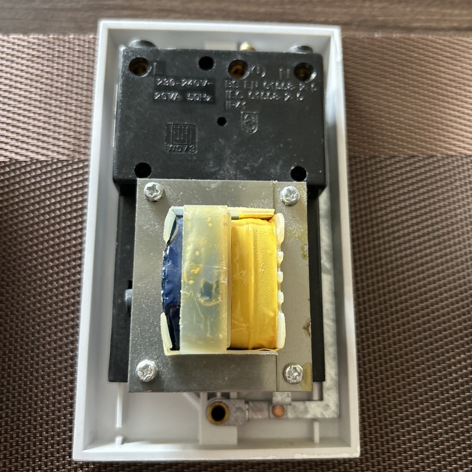 DUAL VOLTAGE SHAVER SOCKET WHITE 240V 110V eBay