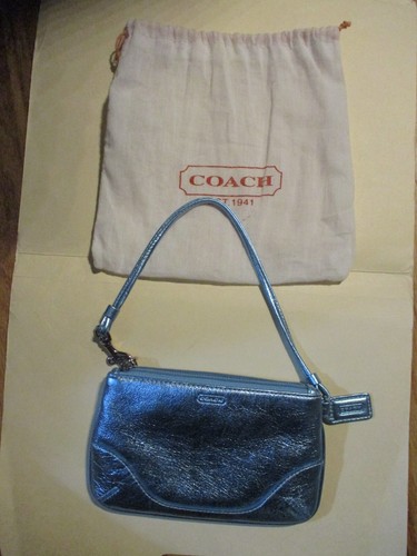 Bolso Muñequera COACH Azul Metálico - Auténtico - NUEVO CON ETIQUETAS Y Bolsa Antipolvo - Imagen 9 de 9