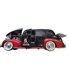 Jada Betty Boop 1/24 Red and Black Chevy with Operating Doors, Trunk and Hood