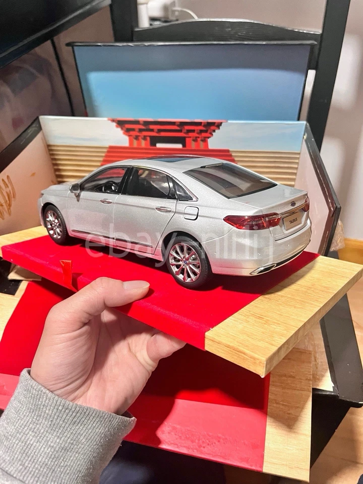 Литая модель автомобиля Ford Taurus 2016~2020 годов выпуска в масштабе 1:18 серебристая Metalli - Изображение 3 из 4