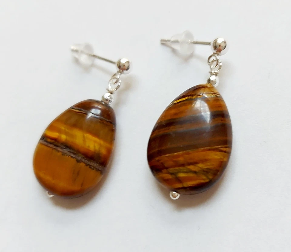 Orecchini in argento 925 con occhio di tigre naturale a goccia ed ematite  - Immagine 4 di 4