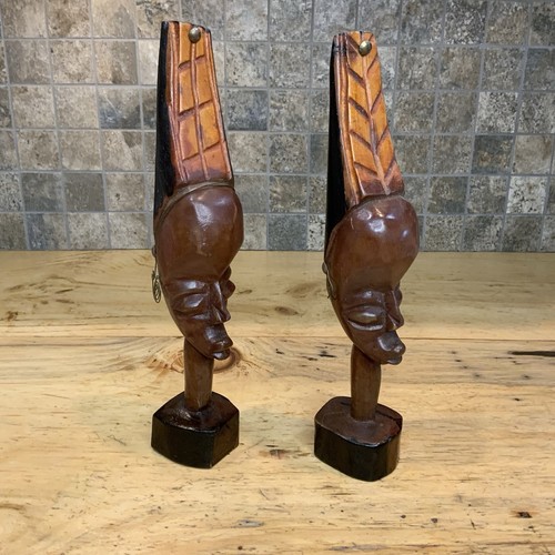Coppia di busti in legno intagliato tribale africano vintage con orecchini in metallo fatti a mano arte popolare - Foto 7 di 24