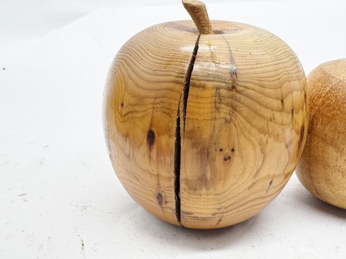COPPIA ORNAMENTI MELA LEGNO FATTI A MANO FRUTTA RUSTICA INTAGLIATA DECORAZIONE CASA - Foto 3 di 9