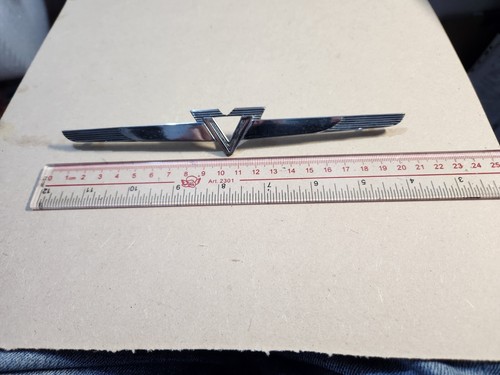 Insignia en V en forma de V emblema capó en forma de V motivo cromado - Imagen 4 de 18