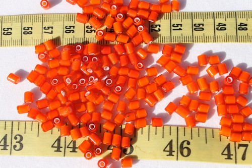Cilindro de azulejo de 4 mm vintage vidrio francés rubí o naranja/rojo blanco cuentas de corazón/1 oz - Imagen 2 de 4
