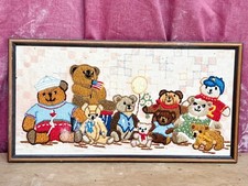 VINTAGE HOLZ GERAHMTES HANDARBEIT BILD VERSCHIEDENE TEDDY BERAS DESIGN