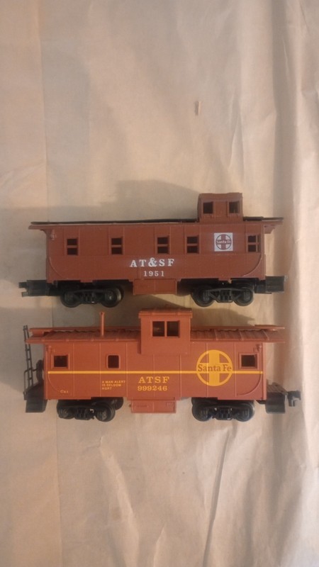 2 Ho Caboose Freight Cars