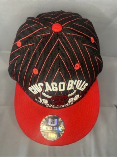 Ultra Juego NBA Chicago Bulls Snapback Sombrero Negro con Rayas Rojas 1966 Logo - Imagen 5 de 8