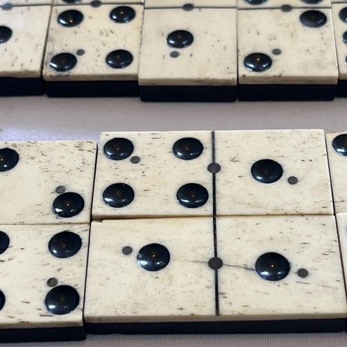 ANTIQUE Circa 1900 Boxed Set of Bone & Ebony DOMINOES. Wonderful. 28 pieces - Picture 2 of 14