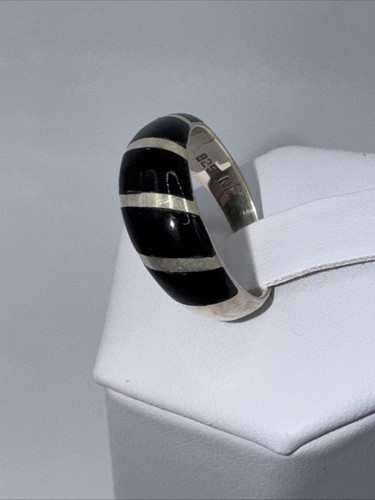 Anillo vintage con incrustación de ónix negro y banda esterlina marcado ND y 925 talla 6,75 - Imagen 2 de 7