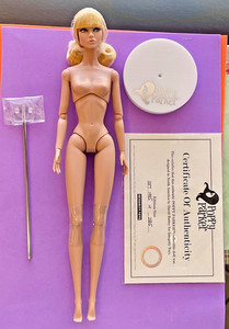 【後程削除】Suited For Travel（ヌード）Poppy Parker SUITED FOR TRAVEL POPPY PARKER NUDE WITH STAND & COA