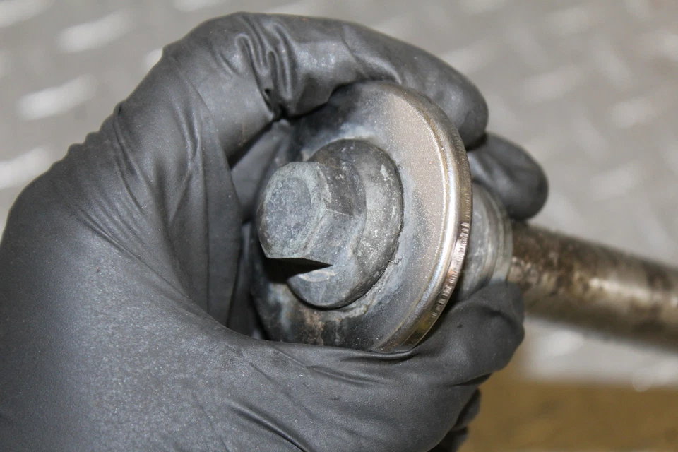 1985 KAWASAKI ELIMINATOR 900 ZL900A REAR AXLE BACK WHEEL RIM PIVOT BOLT AXEL - Изображение 3 из 4