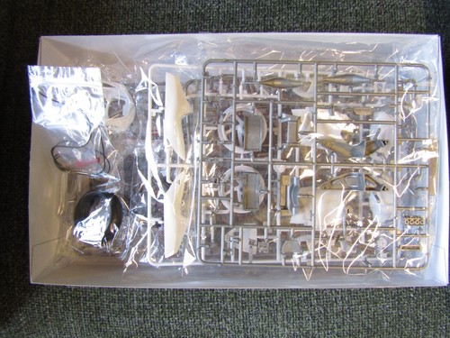 Beemax 1/12 Scale Suzuki RGV-r 500 (XR79) '93 WGP500 Champion Model Kit #BX13001 - Bild 8 von 18