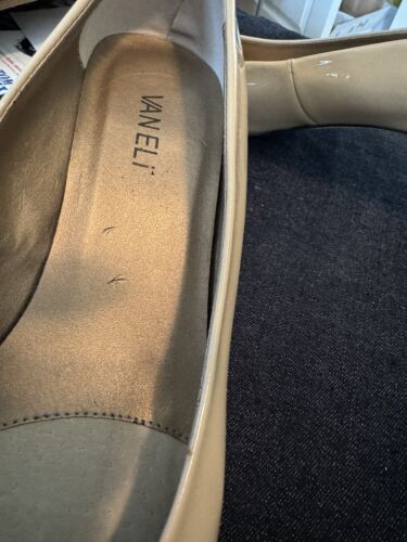 Vaneli Women's Beige Patent Leather 3’’ Block Heel Pointed Toe Heel Size 9 1/2 M - Picture 3 of 5