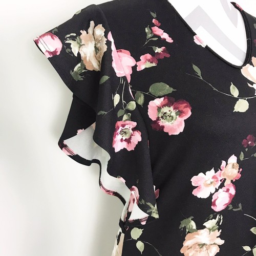 Vestido Les Amis Negro Floral Midi Una Línea Aleteador Mangas Gorra Cuello en V Talla Grande - Imagen 4 de 9