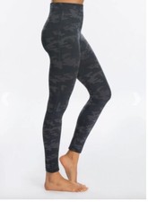 Spanx Look At Me Now Seamless Leggings Black Camo FL3515 size Medium NWT
