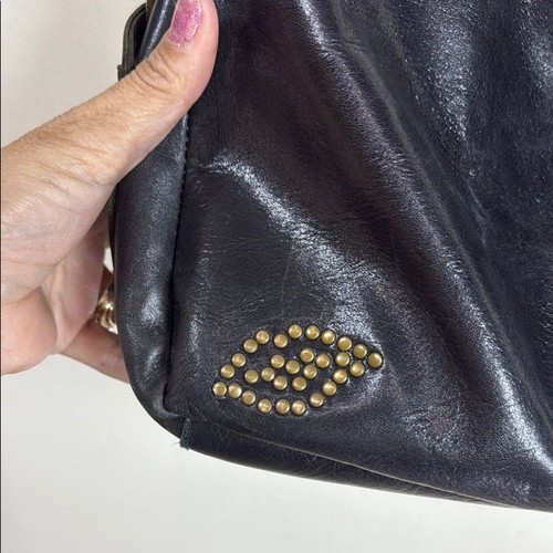 (X1) Bolso de hombro vintage Betsey Johnson negro con tachuelas metálicas y cuero - Imagen 8 de 16