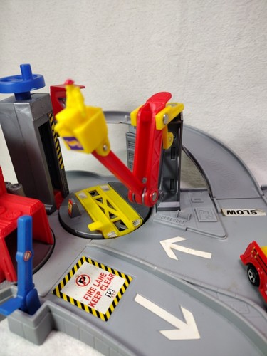 Vintage Hot Wheels Fire Station Playset 89857 2000 With Fireman And Truck Works - Picture 7 of 17