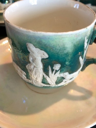 Tazas de té y platillos y tazón de diseño en relieve verde iridiscente de cerámica Antq - Imagen 2 de 10