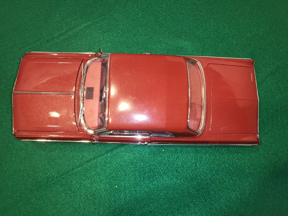 Oldsmobile Starfire Coupe 1962  1:18 Candy Apple Red Signature Series - Image 4 of 4