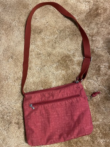 Bandolera Kipling Alvar Talla Mediana Color Arándano Rojo - Imagen 1 de 6