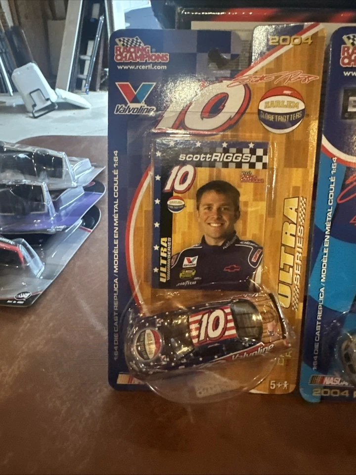 Lote de 3 1/64 Valvoline Scott Riggs Preview, Harlem Globetrotters y Bare Metal Foto 2 de 4