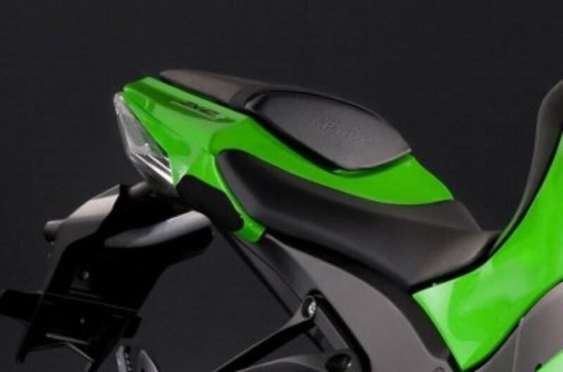 Sliders de coque arrière R&G protégeant votre Kawasaki ZX10R sur piste
