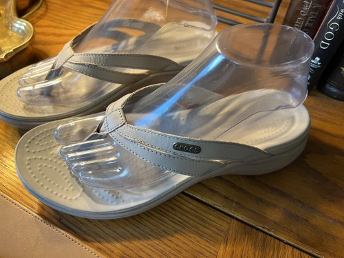 Crocs Capri Beige Stone Leather Strap Flip Flop Sandals Women's 8 - Picture 5 of 9