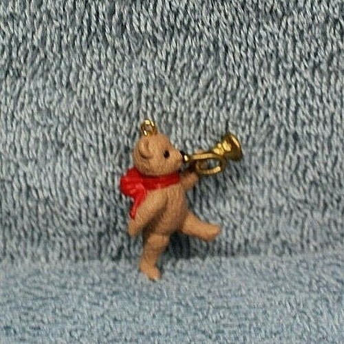 HALLMARK MARCHA DE LOS OSOS DE PELUCHE #3 Serie 1995 MINIATURA Adorno de Navidad - Imagen 10 de 12