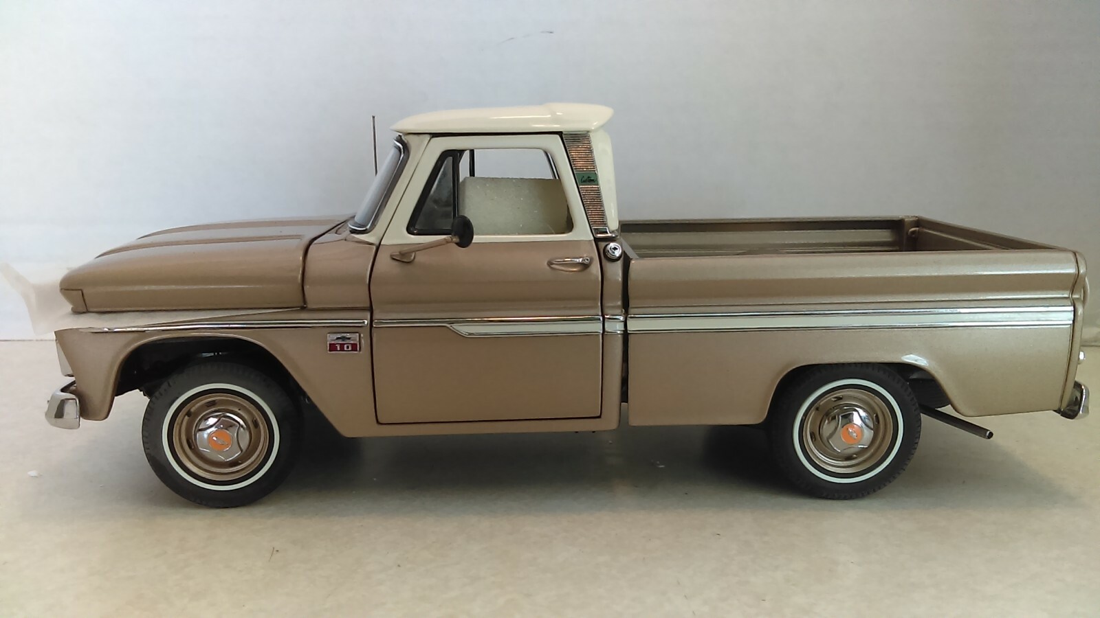 1 24 Danbury Mint 1966 Chevrolet C-10 camión oro Menta en caja nunca se muestra 1 24 Danbury Mint 1966 Chevrolet C-10 camión oro Menta en caja nunca se muestra