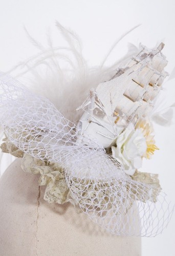 RQ-BL RED QUEEN'S BLACK LEGION WHITE SAILING SHIP FASCINATOR SP044 NEW - Picture 11 of 13