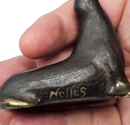 FIGURA DE SELLO DE BRONCE FIRMADA SCOTT NELLES PISAPAPELES ESCULTURA RARA - Imagen 5 de 6