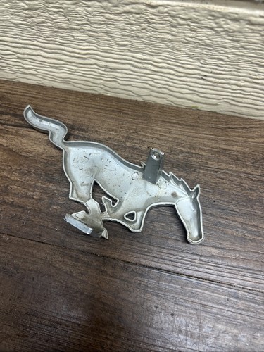 Vintage Ford Mustang Front Grille Emblem OEM - Imagen 4 de 6