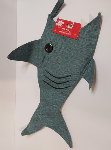 Medias de Navidad Tiburón Pez Forma Verde 20" Alto 7" Apertura Para Decoración de Manto - Imagen 2 de 6