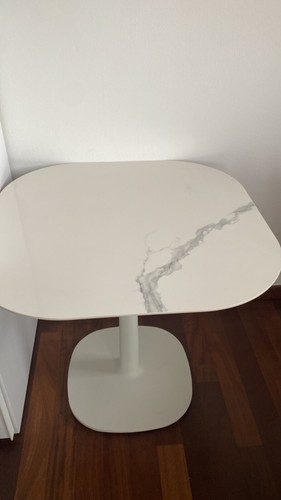 Tavolo Kartell Multiplo quadrato bianco top in grès effetto marmo - Foto 1 di 4
