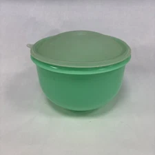 Tupperware Crisp It #1424 Lettuce Bowl Keeper Jadeite Green Dome Lid