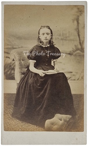 CDV MALDON ESSEX MÄDCHEN IN ELEGANTEM KLEID & HALSKETTE OFFENES BUCH VON EDWARDS ANTIK 