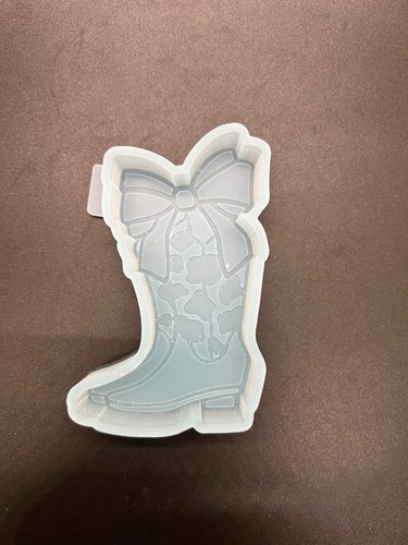 Bota con arco y estampado de vaca Freshie Mold! - Imagen 2 de 2