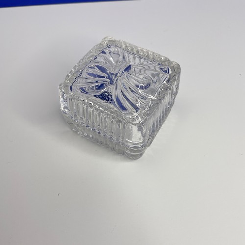 Cut Glass 24% Lead Crystal Raised Bow Design Trinket Box Yugoslavia - Picture 3 of 6