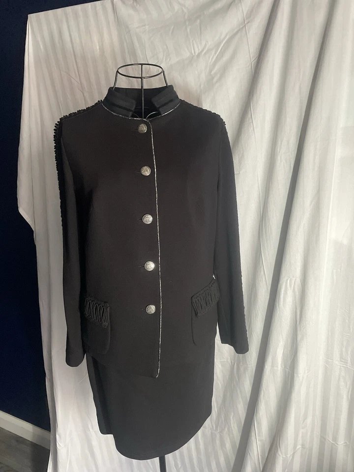 Conjunto de chaqueta y falda Paola Mondi Foto 3 de 4