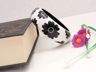 Pulsera de madera pintada a mano en blanco con FLORES negras. Única