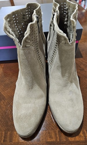 VINCE CAMUTO"MERONA" Ankle Boots Size 9.5M ZIPPER BLOCK 3.5" HEELS BEIGE NIB - Picture 2 of 14