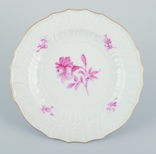 Meissen, Germany. Set of seven porcelain plates hand-painted with purple flowers - Picture 8 of 9